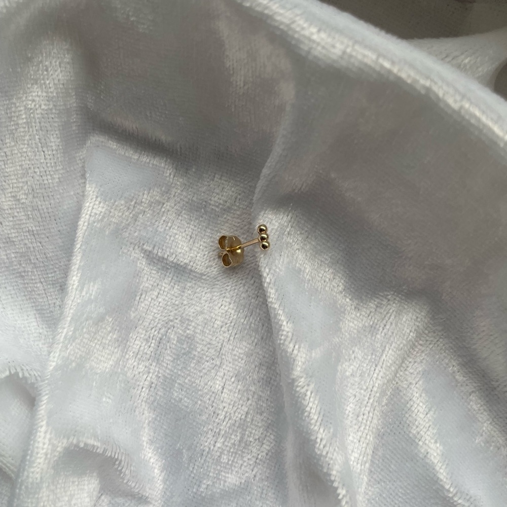 Mejuri Single Sphere Bar Stud